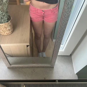 Rosa shorts 🩷 - Lågmidjade rosa shorts från Lee i storlek S🥰 Inga defekter vad jag kan se, köptes second hand men har själv aldrig använt 💕 Midjemått rakt över: 39 cm 