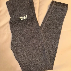 Rapidwear high waist strl S. - Rapidwear träningstights strl S. Använda vid 2 tillfällen. 