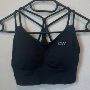 Seamless sports bra - Svart sport bh (uttagbara inlägg i) från ICIW, storlek Xs. Använd ett fåtal gånger✨