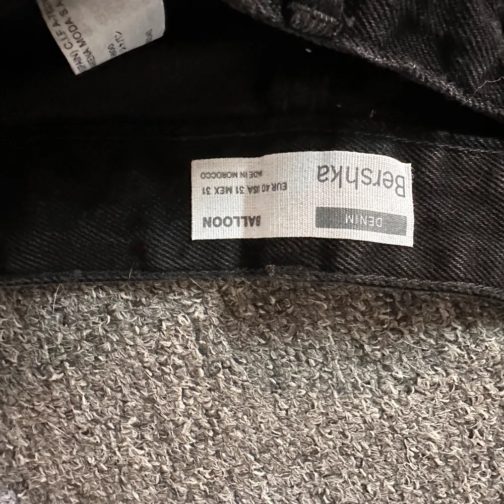 Alla tröjor är m och kostar 70kr st  Alla byxor kostar 100kr st. Jeans & Byxor.
