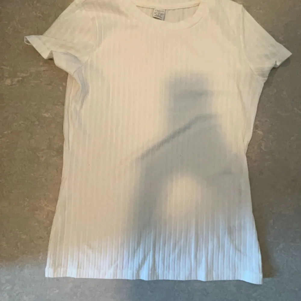 Vitt och är jätte fin. Samt har tröjan en unik mönster som är svår att upptäcka men gör klart en basic vitt tröja.. T-shirts.