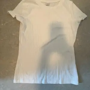 Vitt och är jätte fin. Samt har tröjan en unik mönster som är svår att upptäcka men gör klart en basic vitt tröja.