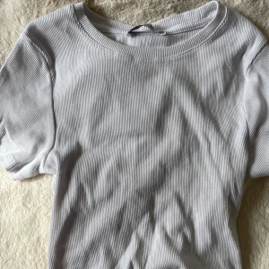 Tröja med snörad rygg - En tröja jag använt få tal ggr,har en snörad rygg. Inga skador eller fläckar. Hör av er innan köp🤍