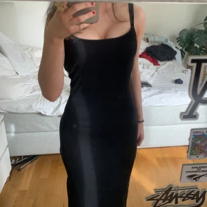 Svart klänning - Svart tight klänning! Hör av er om ni är intresserade och ge gärna prisförslag❤️