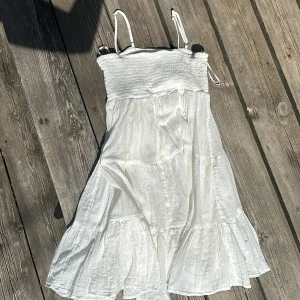 Klänning  - Klänning från Gina i skönt bomullstyg andvänd en gång💞 den är i bra skick men jag kommer inte ihåg hur mycket jag köpte den för💞