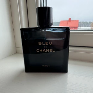 Bleu de Chanel parfum  - Tja! Säljer nu min bleu de Chanel parfum 85 ml. BYTEN kan vara intressanta. Perfekt sommardoft som är fräsch och god. Perfekt för din son, man eller vän! Byten kan vara intressanta som sagt, Nypris är 1924kr Mitt pris 1100kr.