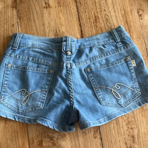 Vintage denimshorts - Skitsnygga lågmidjade jeansshorts som tyvärr är för små för mig. Väldigt bra skick, inprincip som nya från märket Lonky. 🌷🥰jättefina fickor och fin tvätt perfekt till sommaren. Storleken skulle jag säga är runt xs-s🌷skriv vid frågor elelr fler bilder