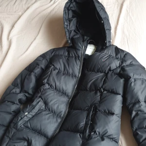 Tommy hilfiger jacka - Använd hela vintern, fortfarande bra skick, riktig. 