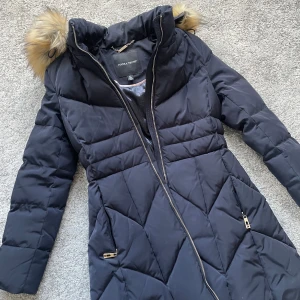 Vinter jacka! - En Ivanka Trump jacka! Super varm o go på vintern, i ny skick endast provad💗