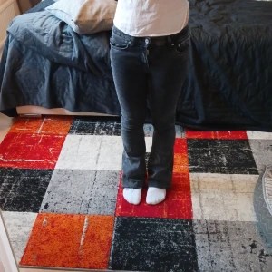 Supetsnygga svarta bootcut jeans - Snygga svarta jeans från gina tricot i storlek 34, inga defekter dock uppsydda i benen. Passar perfekt till mig som är 164 cm. Lågmidjade och inte mycket stretch. Köpta för 500kr