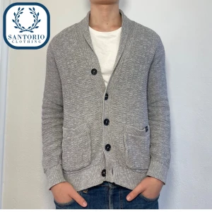 J. Lindberg Cardigan/ Kofta - Stilren kofta i 9/10 skick! Han på bilden är 175/67kg. Skriv vid frågor eller funderingar🙌