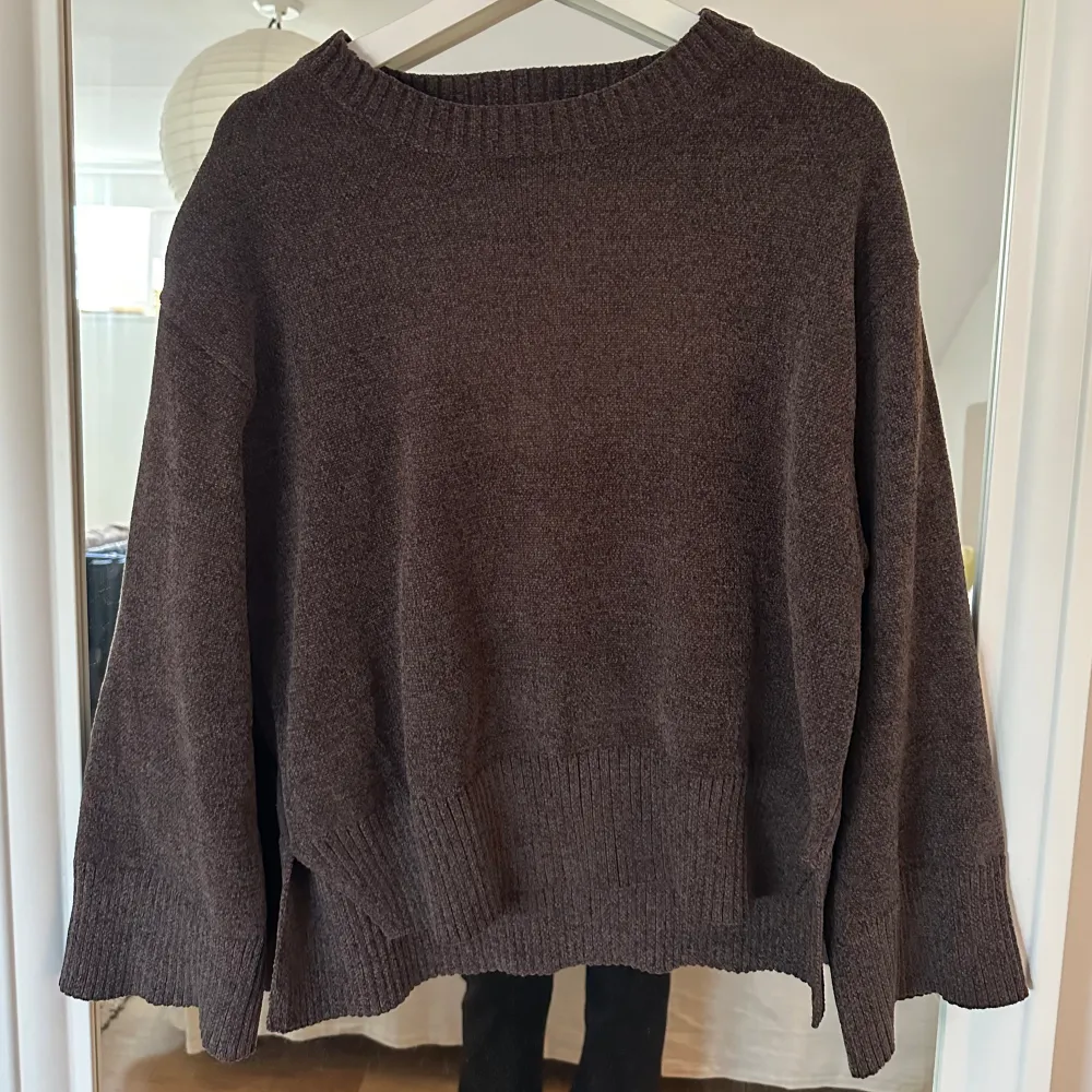Mörkbrun stickad tröja från PULL&BEAR, använd 1 gång. 🤎. Tröjor & Koftor.