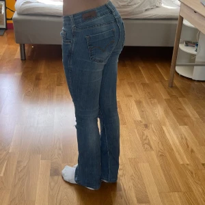 Bootcut lowwaist jeans - Säljer dessa jättefina jeansen som tyvärr inte kommer till användning. De är lågmidjade och utsvängda där nere. 💕💕pris kan alltid diskuteras men sätter 390 💕