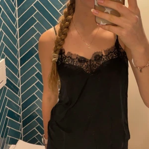 Svart spets top - Svart spets top från samsoe, storlek s