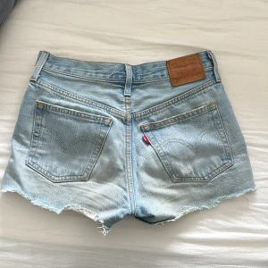 Jeans shorts - Säljer mina gamla favvo shorts från Levis, pga att de blivit lite för små tyvär. 