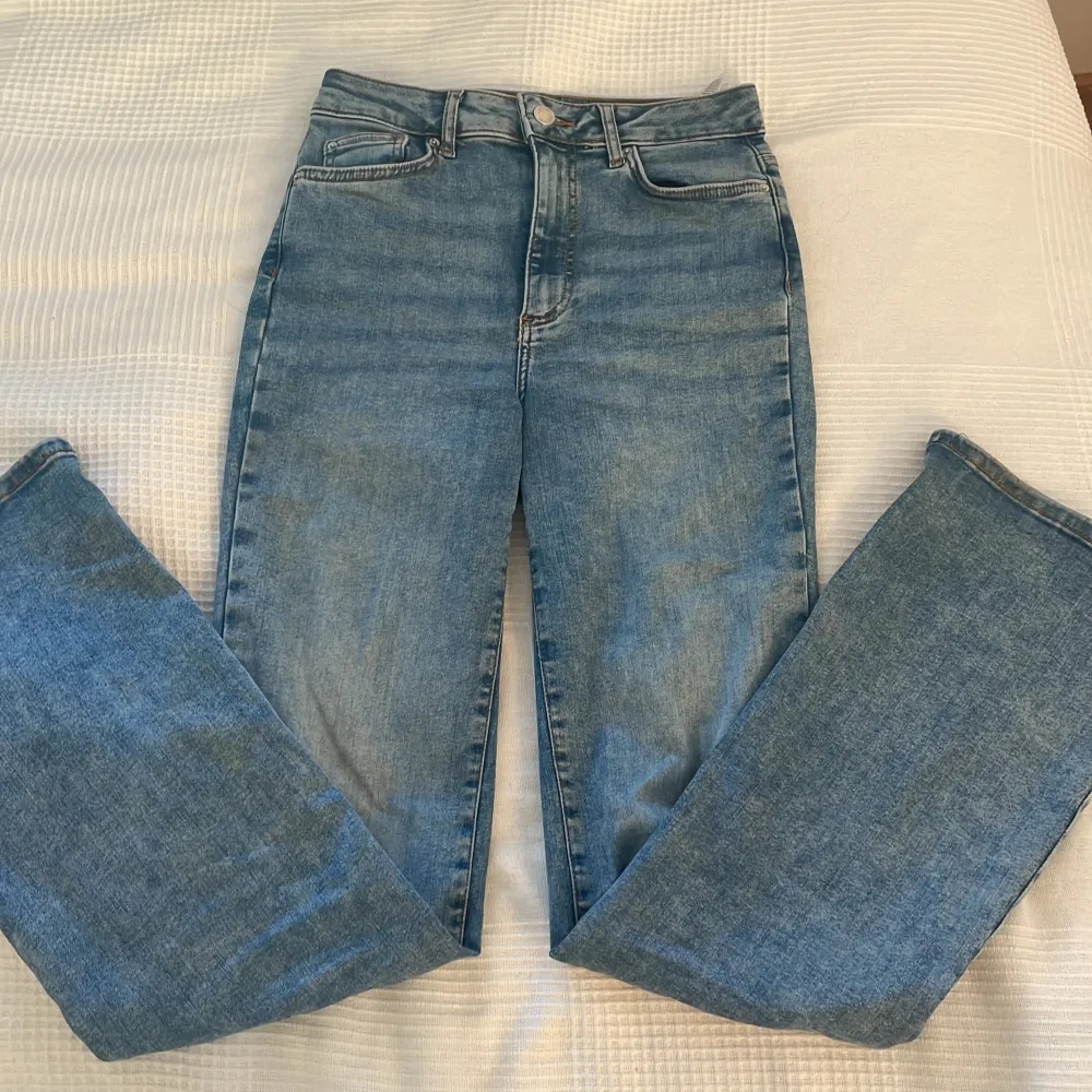 Supersnygga blåa bootcut jeans, midwaist med vanliga fickor. Som har använts ganska mycket men ändå i bra skick och inte slitna. ❤️. Jeans & Byxor.