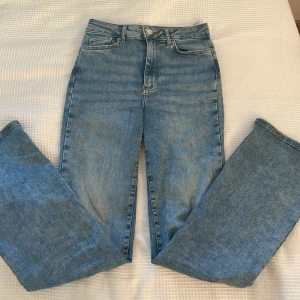 Bootcut jeans - Supersnygga blåa bootcut jeans, midwaist med vanliga fickor. Som har använts ganska mycket men ändå i bra skick och inte slitna. ❤️