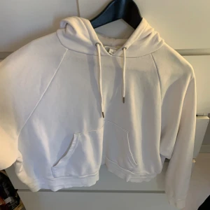 Hoodie  - Storlek S, bra skick men finns en liten fläck bak under luvan 
