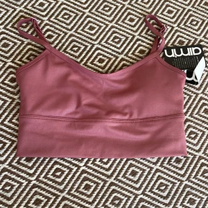 Aimn sporttop  - Såå himla fin sporttop från aimn i stl XS. Helt ny med lapparna kvar. 