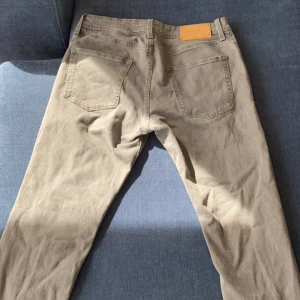 Gråa jeans - Ett par knappt använda, gråa jeans. Skriv gärna om ni har några frågor! 