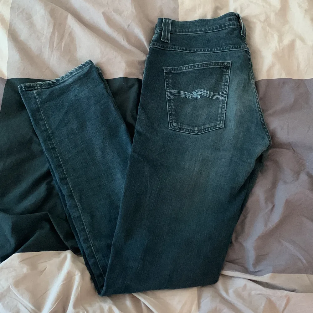 Slim fit nudie jeans i väldigt mörkblå färg. Väldigt bra skick och inte använda väldigt mycke. Nypris 1400! Strlk 33 34. Jeans & Byxor.