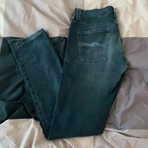 Slim fit nudie jeans i väldigt mörkblå färg. Väldigt bra skick och inte använda väldigt mycke. Nypris 1400! Strlk 33 34