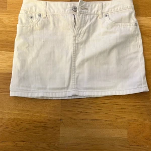 Ralph Lauren Kjol - Säljer denna kjol då den inte riktigt passade i storleken. Är i perfekt skick dessutom