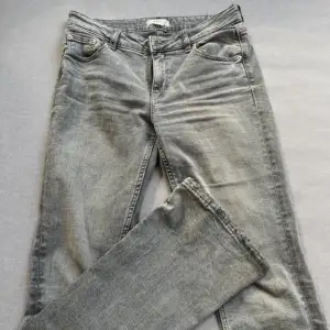Jätte snygga grå lågmidjade jeans ifrån gina! St 158 men passar som en Xs. Säljer då de va lite för stora för mig. (Lånade bilder)💕