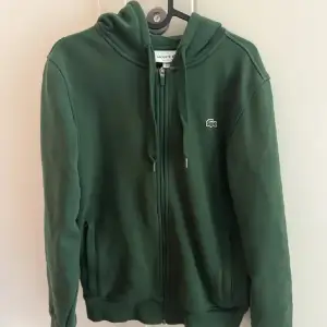 En Lacoste zip hoodie i storlek S.  Skick 8/10.  Rökfri, bra kvalite och välskött.  Sällan använd.  