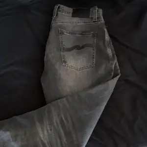 Nudie jeans Grim trim i ny skick (8/10) Säljer dessa pga av att de inte passar.  storlek W27 L32 Hör av er om ni har frågor. 