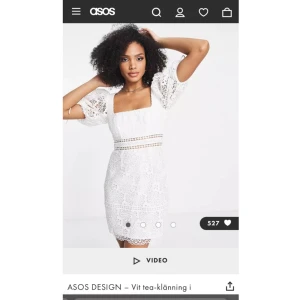 Studentklänning  - Superfin klänning från asos, perfekt för student/ skolavslutning! Nypris är 1069kr men jag säljer för 500kr(går att diskuteras).Endast provad så nyskick. Säljer då jag ska ha en annan på studenten💘