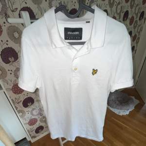 En riktigt fet lyle & scott piké som tyvärr inte passar längre, använde den alltid under någon tröja så ser ut som nyskick!!!