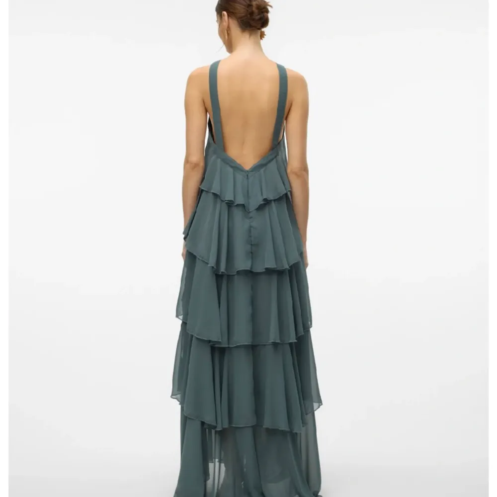 Säljer denna fantastiskt fina klänningen i en otrolig grön nyans pga storleken passade inte mig💚 priset går att diskutera vid snabb affär! . Klänningar.