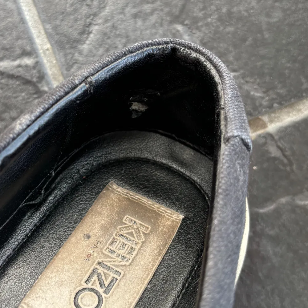 Skor från Kenzo i storlek 38. I använt skick, finns ett mindre hål på insidan av skon (syns dock inte utifrån). Även lite smutsiga och solblekta, därav sänkt pris. Köpta för cirka 1700. Skor.
