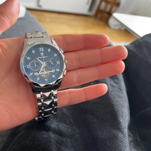 Klocka - Säljer denna snygga klockan till Sommaren. Storleken går att justera hur liten till hur stor man vill. Inga skador 