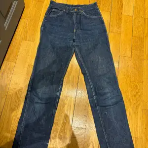 Säljer mina Lee jeans från 1968 som ärvts i generationer. I storlek Xs/S. Säljer då de är för korta på mig som är 1,68. Skulle säga att modellen är raka, inte skinny jeans. Säljer för 700 + frakt.🩵