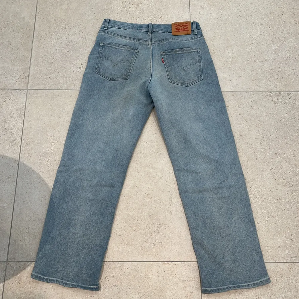 Ett par stay loose Levis jeans, dom är använda men fortfarnde i väldigt  bra skick!  Skick: 9/10 Size: 14A = 164cm som  Nypris: 1249kr  Tveka inte att höra av er vid  funderingar eller fler bilder!. Jeans & Byxor.