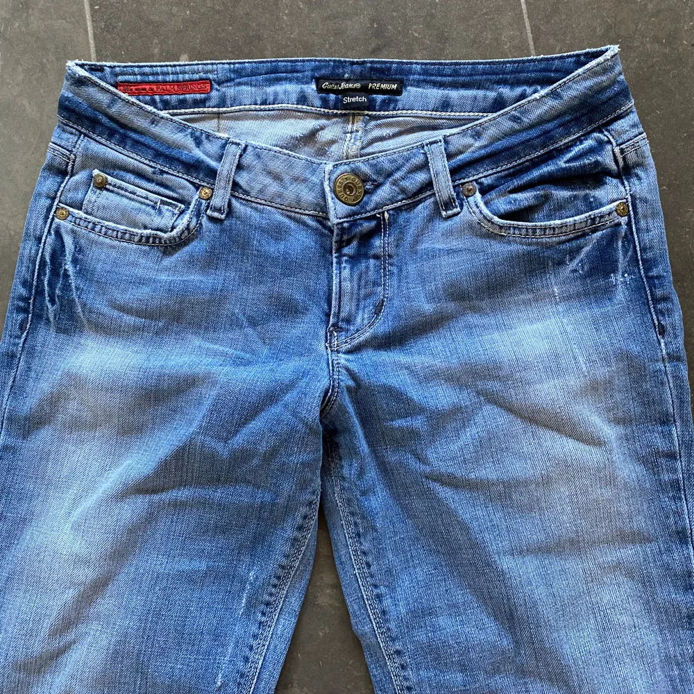 Supersnygga vintage low jeans från Guess . Jeans & Byxor.