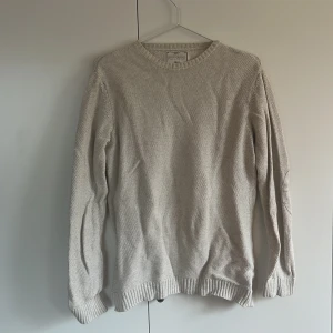 Beige stickad tröja  - Beige stickad tröja från zara. Fint skick. Storlek 164 men passar även XS-S. Perfekt till vår och sommar! 