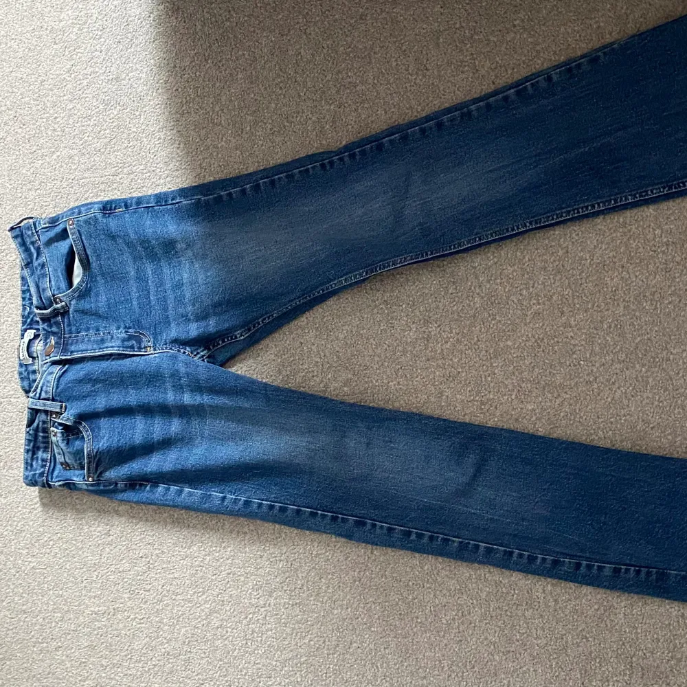 Ett par nästan helt oanvända lågmidjande jeans från Pull&Bear, i storlek 38. Riktigt bra kvalitet och fina fickor. Säljer då det är lite förstora.. Jeans & Byxor.