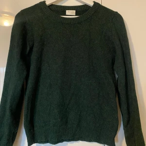 Stickad tröja  - Jättefin mörkgrön stickad tröja från vila💚