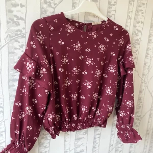 En vinröd blus - En fin blus som jag tror är köpt på Kappahl💗 bra skick och inga defekter💗