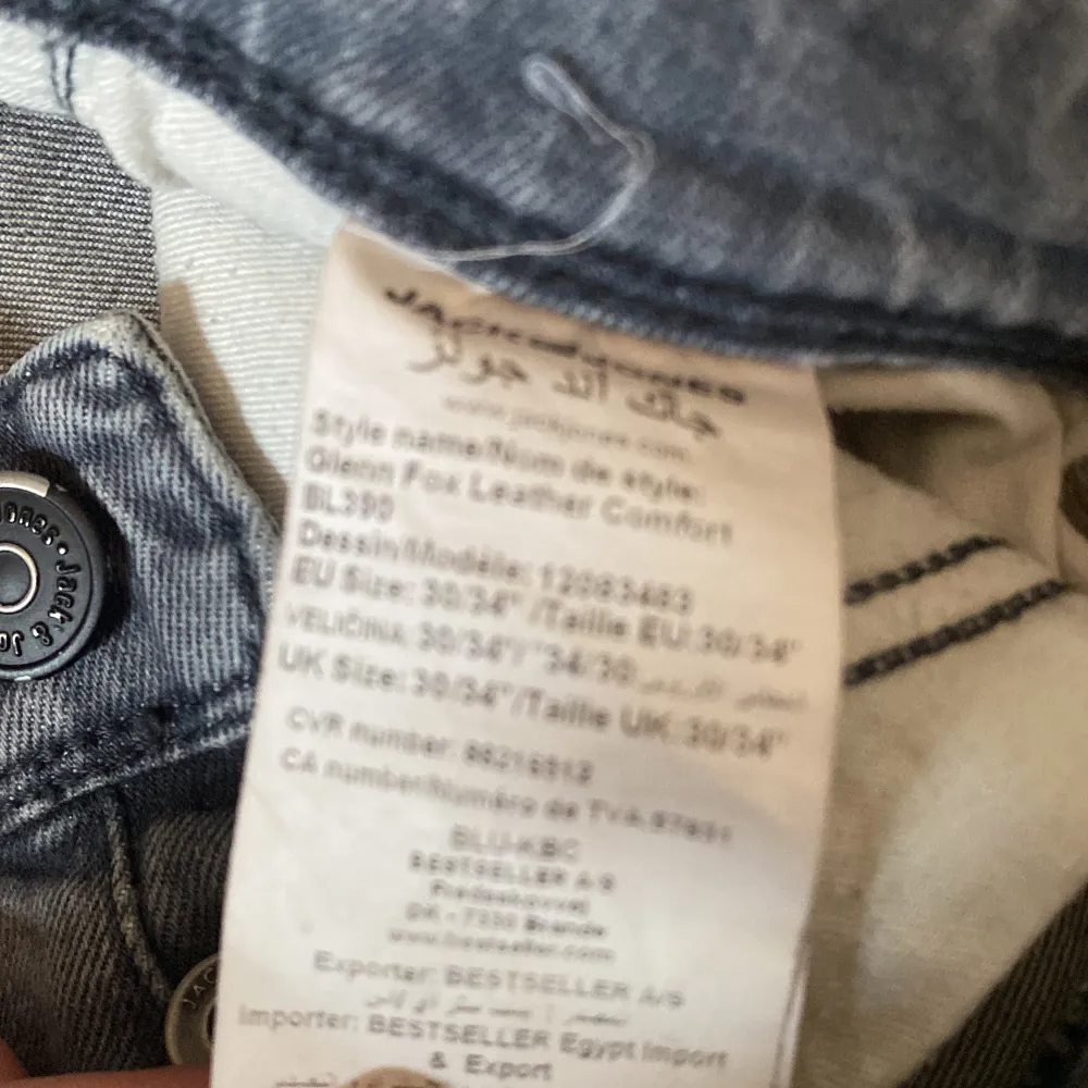 Snygga ripped jack and Jones jeans | Storleken är 30/34 | Modellen är slim fit/ GLENN | Skicket är ca 8/10 | Hör av er vid frågor!. Jeans & Byxor.