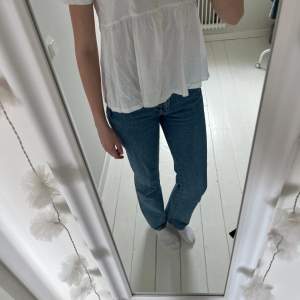 Super fina jeans som är ganska använda. Från Never Denim och är i storlek W24 L34 och är i modellen Low Straight. De har en fin och lagom färg som passar bra till allt.💕de är perfekta i längd på mig med lite längre ben💕