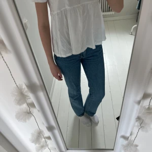 Jeans - Super fina jeans som är ganska använda. Från Never Denim och är i storlek W24 L34 och är i modellen Low Straight. De har en fin och lagom färg som passar bra till allt.💕de är perfekta i längd på mig med lite längre ben💕