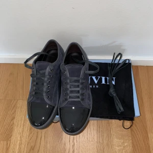 Helt nya Elephant grey Lanvins - Hej säljer nu mina Lanvins då de var för små för mig. De är helt nya har haft på mig enadst 2 par gånger. Box och allt og medföljer även.  Skriv vid funderingar och pris kan diskuteras. Skick 10/10