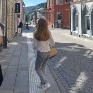Stentvättade Gråa Straight Jeans🩶 - Jättefina stentvättade jeans i en vacker grå färg🩶säljer på grund av att de är för små för mig och trivs inte riktigt i modellen längre tyvärr🤍bra längd i benen🖤storleken är 158 men de har passat utmärkt på mig som vanligtvis har storleken XS/36🩶