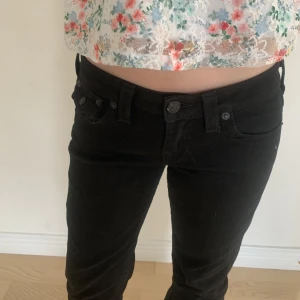 True religion  - Kommer ej till vanänding, förra ägaren sydde de själv så de inte skulle bli skinny, kom priv för bilder. Finns dock ett litet hål vid vaden som man inte ser då hon sydde ett till lager jeans på insida, köpte de för 750! 🫶🏼
