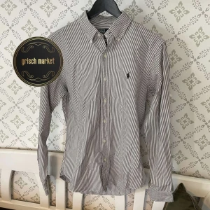 Ralph Lauren skjorta  - En fet randig raffe skjorta perfekt nu till sommaren | mycket bra skick inga tecken på användning, skick  9,5/10 | storleken på taggen är S | passar dig runt 173cm 55kg | nypris runt 1400, priset är inte hugget i sten |