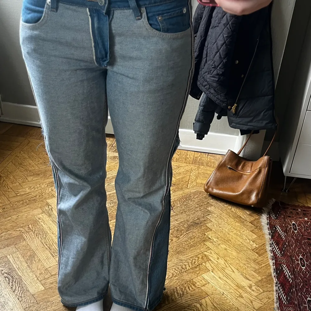 Säljer dessa coola jeans med utsydd slit på sidan. Storlek 29. Midjemått: 43cm tvärts över  Innebenslängs: 75cm. Påminner mycket om 4o1 sthlms jeans. Lågmidjade med bootcut 💓 tappat lite färg vid gylfen (se sista bild). Jeans & Byxor.